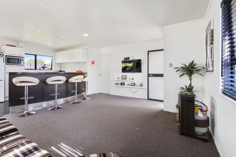 Photo of property in 11 Imperial Place, Henderson, Auckland, 0612