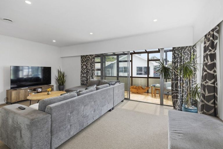 Photo of property in 9 Blandford Way, Newlands, Wellington, 6037