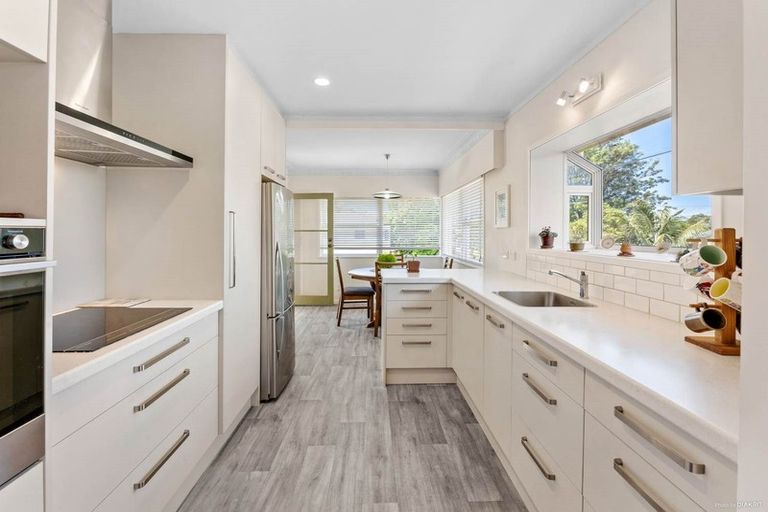 Photo of property in 14 Borrowdace Avenue, Botany Downs, Auckland, 2010