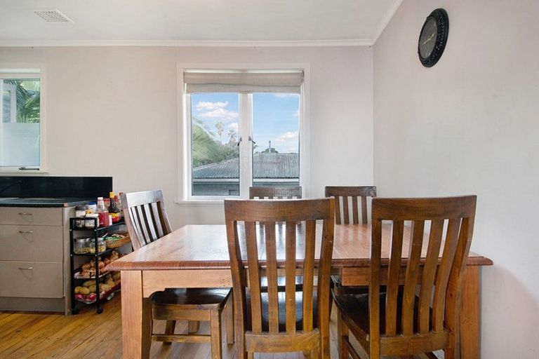 Photo of property in 18 Sherwood Avenue, Te Atatu South, Auckland, 0610