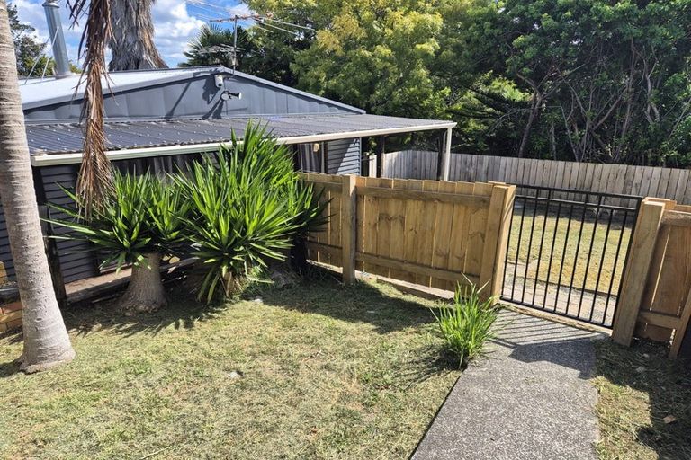 Photo of property in 15 Vina Place, Massey, Auckland, 0614