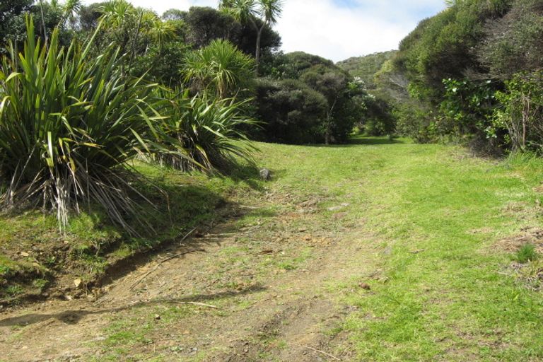 Photo of property in 4 Rayner Road, Piha, 0772