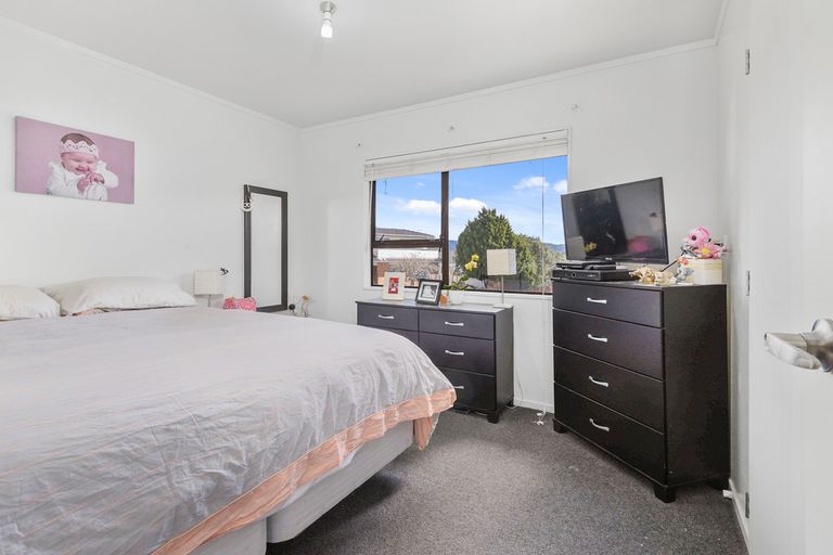 Photo of property in 11 Imperial Place, Henderson, Auckland, 0612