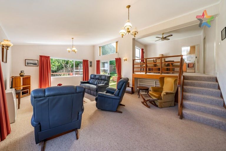 Photo of property in 32 Waitohu Road, York Bay, Lower Hutt, 5013