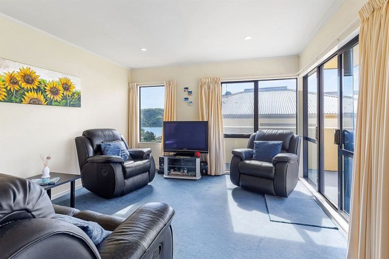 Photo of property in 2 Whitianga View, Paremata, Porirua, 5024
