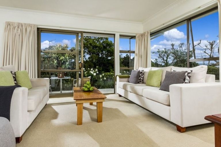 Photo of property in 1/18 Kauri Glen Road, Northcote, Auckland, 0627