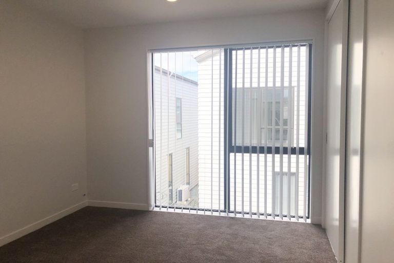 Photo of property in 3/21 Akoranga Drive, Northcote, Auckland, 0627