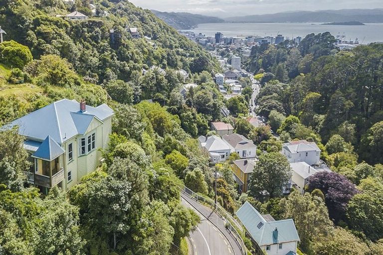 Photo of property in 39 Garden Road, Northland, Wellington, 6012
