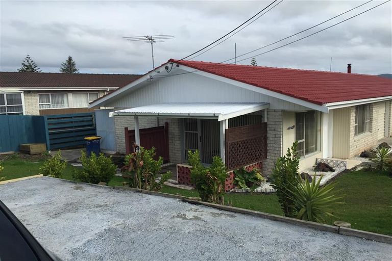 Photo of property in 1/4220 Great North Road, Glendene, Auckland, 0602