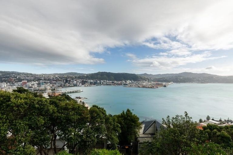 Photo of property in 35 Palliser Road, Roseneath, Wellington, 6011