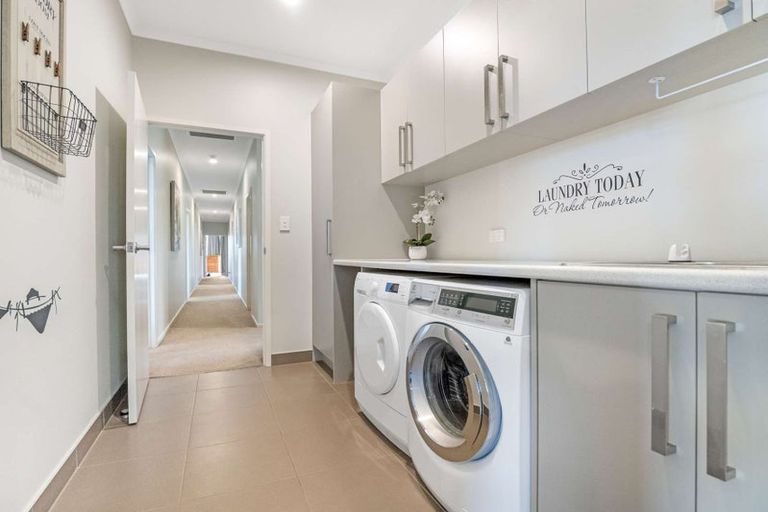 Photo of property in 8 Meadowview Close, Waiuku, 2123