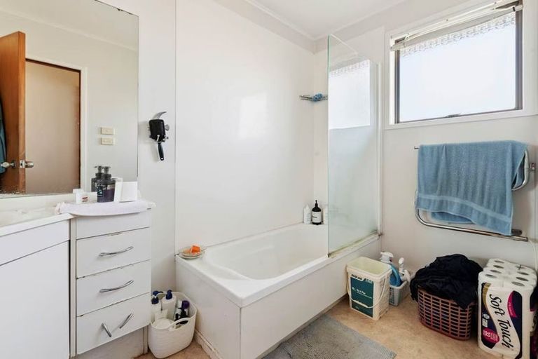 Photo of property in 16 Lewisham Street, Highland Park, Auckland, 2010