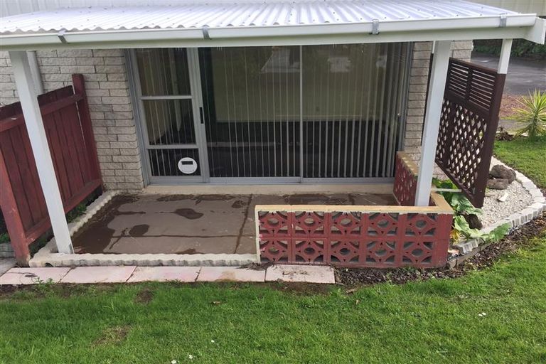 Photo of property in 1/4220 Great North Road, Glendene, Auckland, 0602