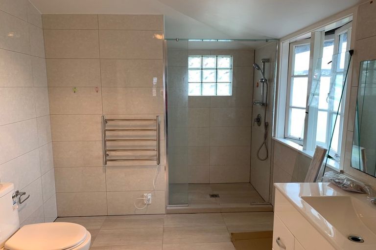 Photo of property in 115 Pupuke Road, Northcote, Auckland, 0627