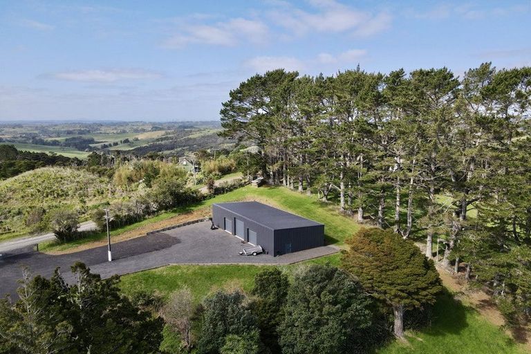 Photo of property in 103 Gregory Road, Waitakere, Henderson, 0782