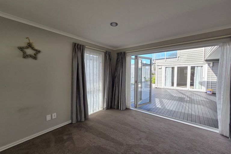 Photo of property in 6b Marina View Drive, West Harbour, Auckland, 0618