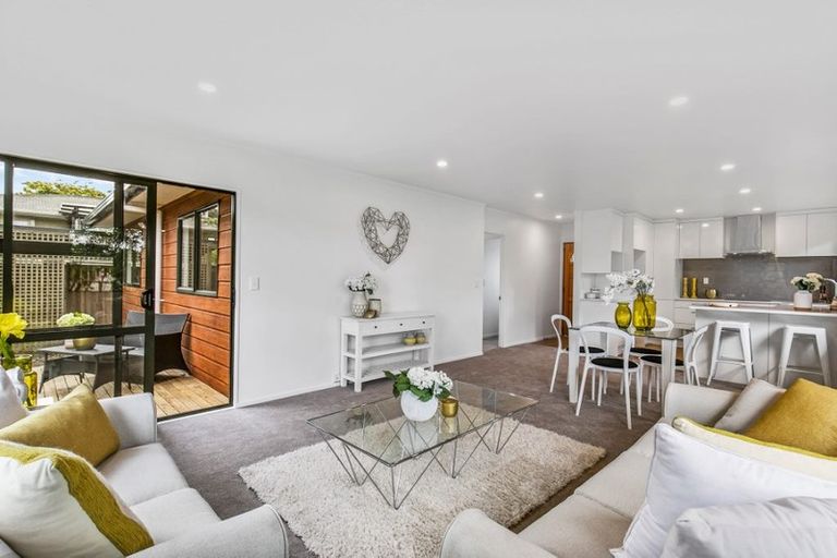 Photo of property in 2/73 Bond Crescent, Forrest Hill, Auckland, 0620