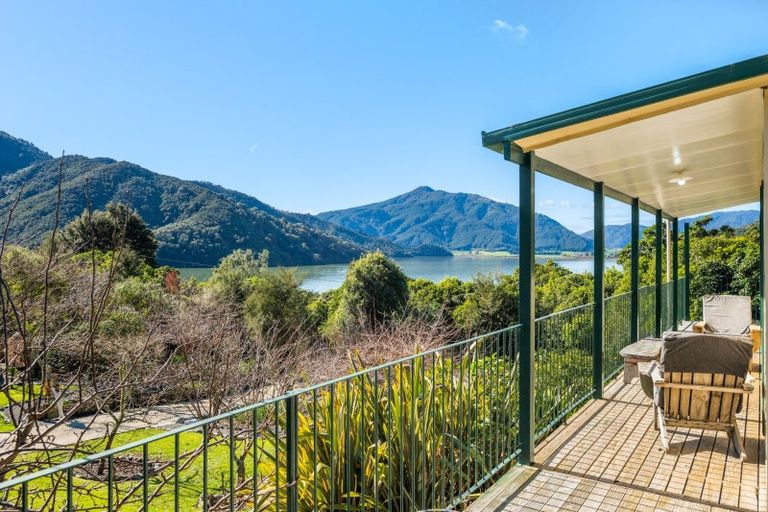 Photo of property in 826 Queen Charlotte Drive, Havelock, Picton, 7281