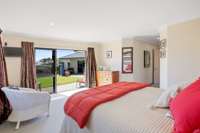 Photo of property in 10 Quadrant Heights, Paraparaumu, 5032