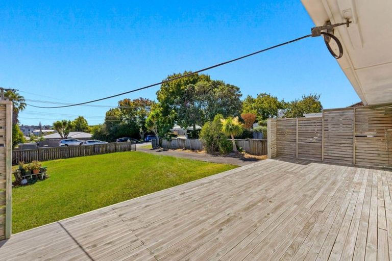 Photo of property in 4 Duncan Avenue, Te Atatu South, Auckland, 0610