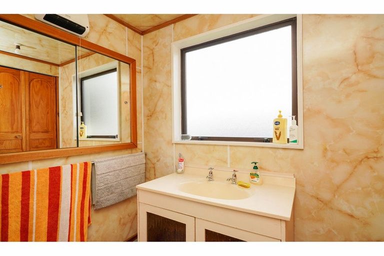 Photo of property in 220 Marine Parade, Bluff, 9814