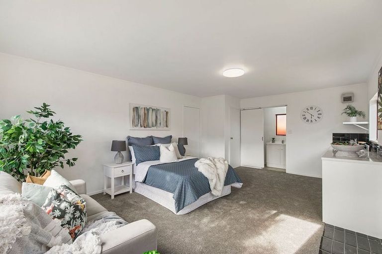 Photo of property in 40 Beach Road, Te Atatu Peninsula, Auckland, 0610