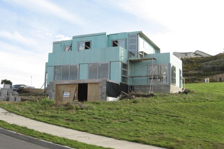 Photo of property in 4 Bendigo Grove, Newlands, Wellington, 6037