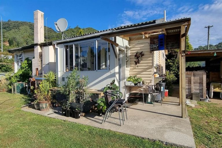 Photo of property in 53 Broadway, Picton, 7220