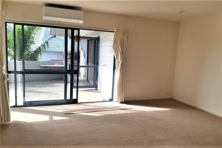 Photo of property in 19 Mandeville Place, Unsworth Heights, Auckland, 0632