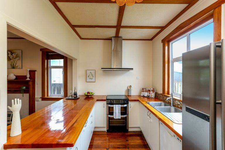 Photo of property in 5 Huatoki Street, Vogeltown, New Plymouth, 4310