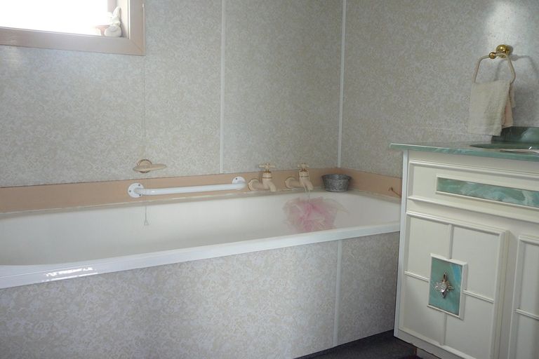 Photo of property in 22 Station Street, Alexandra, 9320