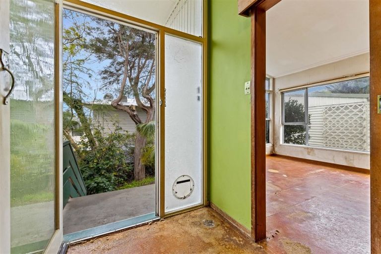 Photo of property in 16 Springside Place, New Lynn, Auckland, 0600