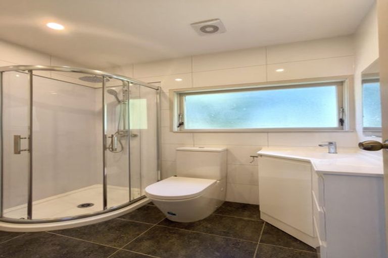 Photo of property in 5 Barnfield Place, Glendene, Auckland, 0602
