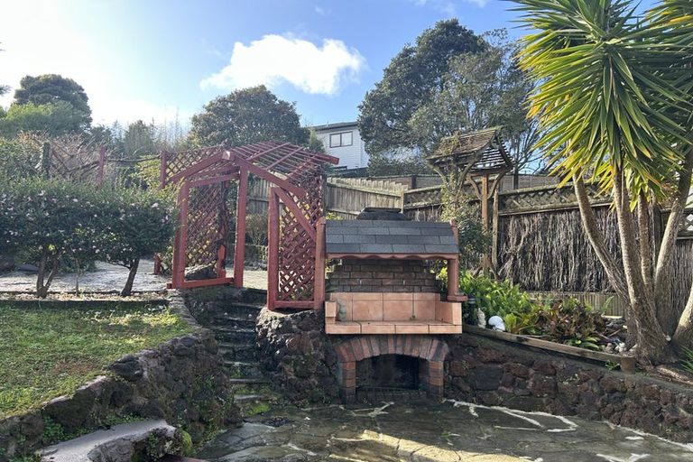 Photo of property in 17 Louise Place, Browns Bay, Auckland, 0630