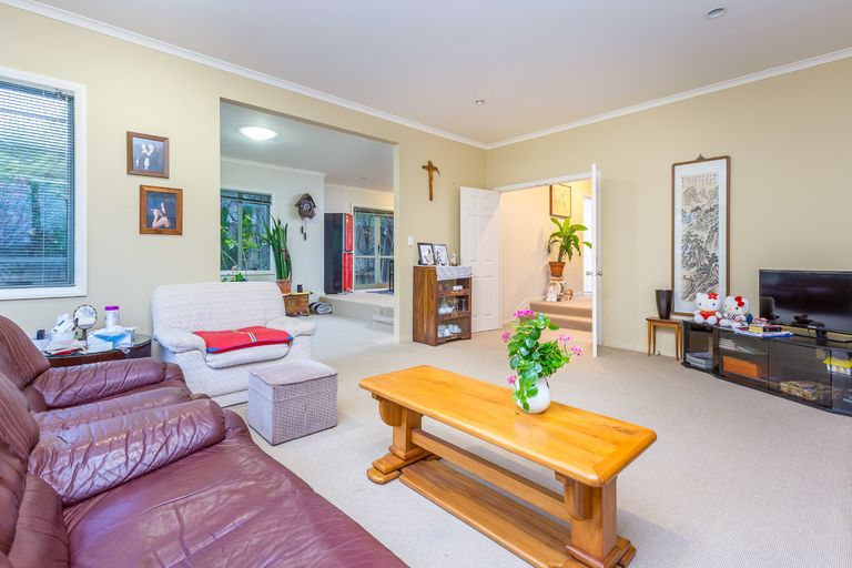 Photo of property in 2/360 East Coast Road, Sunnynook, Auckland, 0630