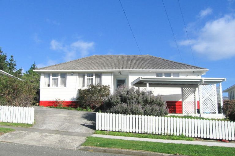 Photo of property in 8 Cornwall Crescent, Cannons Creek, Porirua, 5024