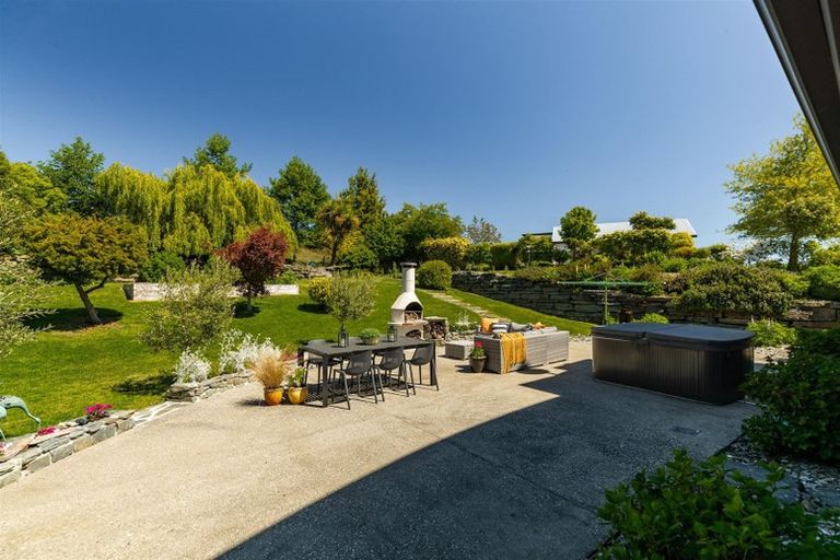 Photo of property in 14 Milward Place, Kelvin Heights, Queenstown, 9300