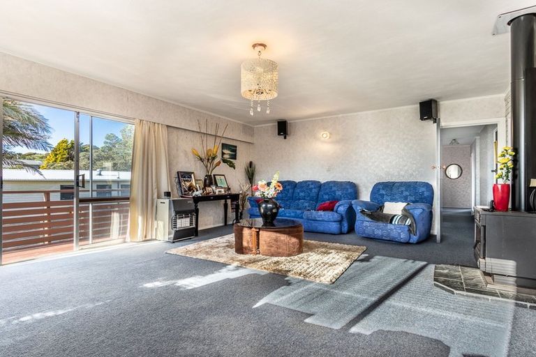 Photo of property in 37 Edgecombe Street, Newlands, Wellington, 6037
