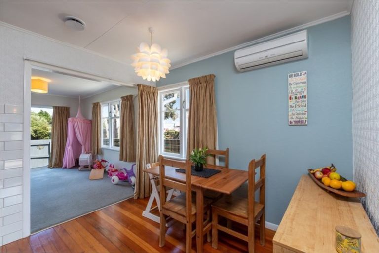 Photo of property in 2 Kapiti Crescent, Titahi Bay, Porirua, 5022