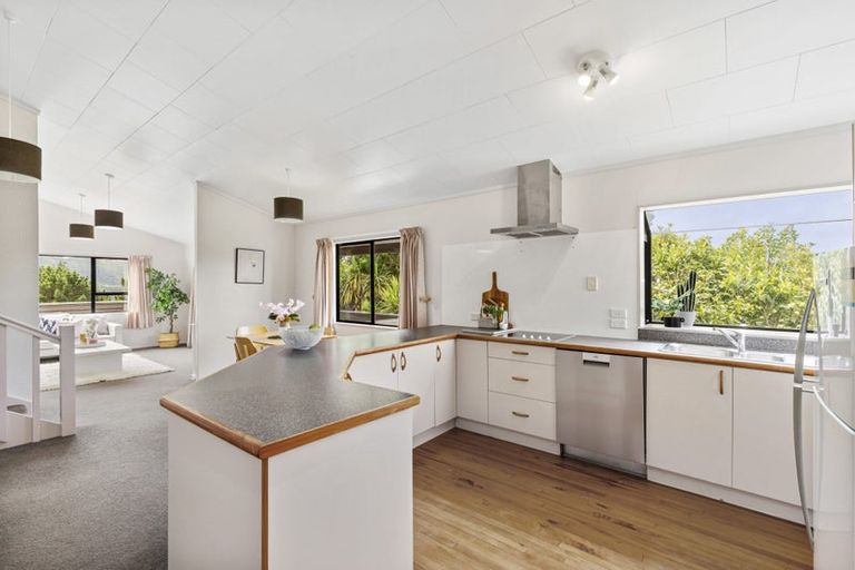 Photo of property in 18 Jasmine Grove, Maungaraki, Lower Hutt, 5010