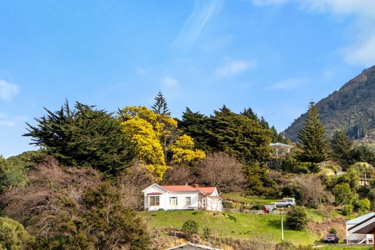 Photo of property in 32 Dorset Street, Picton, 7220