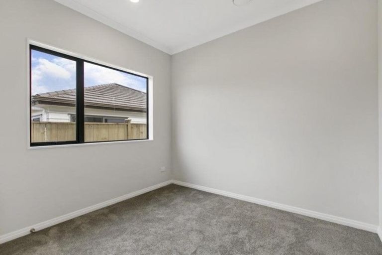 Photo of property in 5 Kakabeak Way, Takanini, 2110