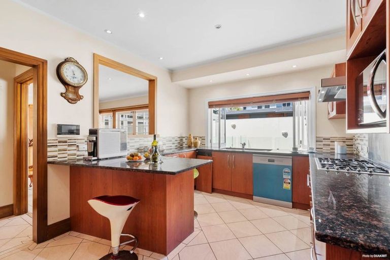 Photo of property in 108 Kitchener Road, Milford, Auckland, 0620