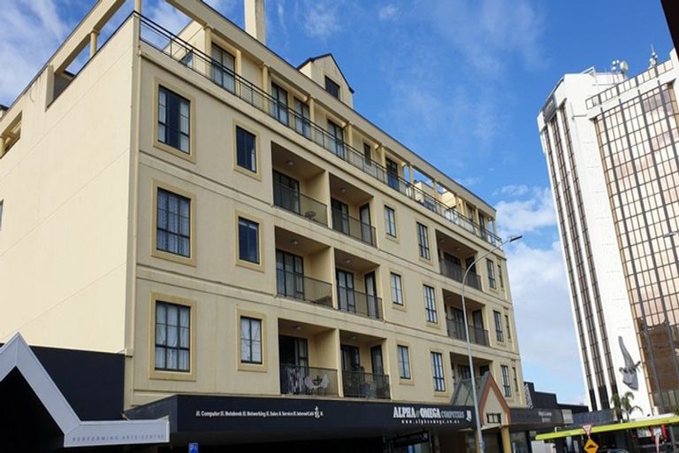 Photo of property in Maddison Apartments, 2/6e Queen Street, Palmerston North, 4410