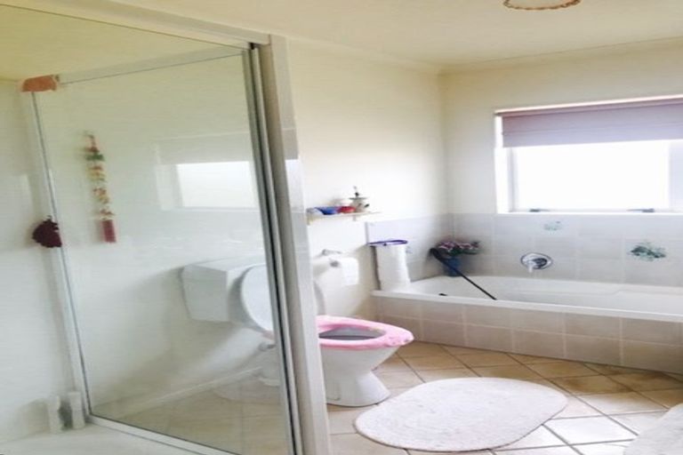 Photo of property in 15 Hillwell Drive, Henderson, Auckland, 0612