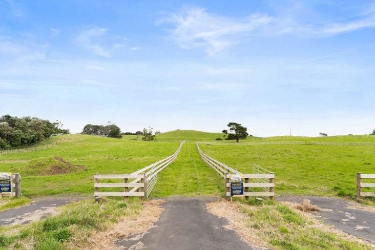 Photo of property in 2590 Awhitu Road, Awhitu, 2684