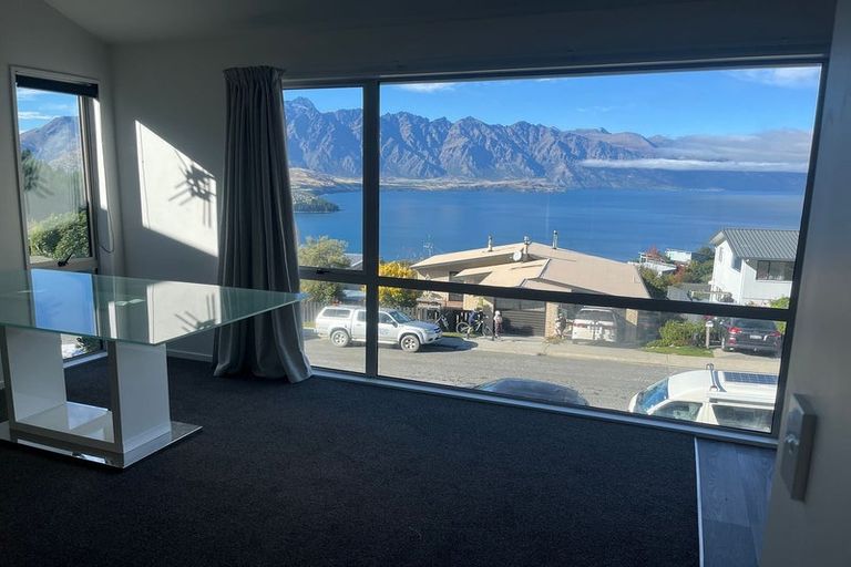 Photo of property in 46 Wynyard Crescent, Fernhill, Queenstown, 9300