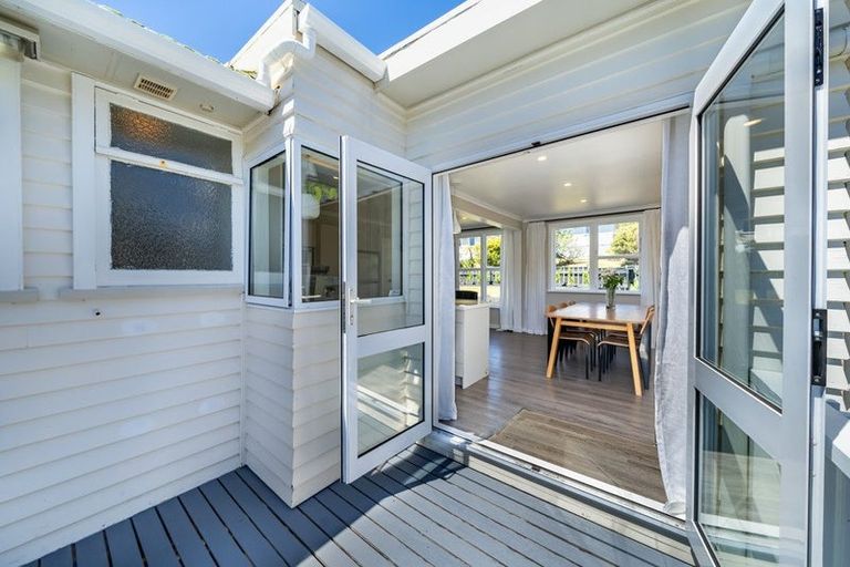 Photo of property in 42 Taylor Terrace, Tawa, Wellington, 5028