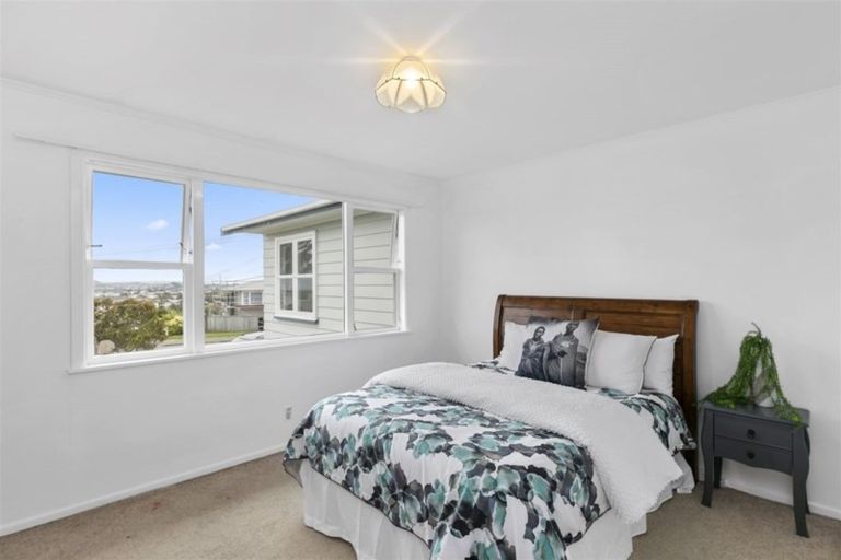 Photo of property in 25 Brooker Grove, Newlands, Wellington, 6037