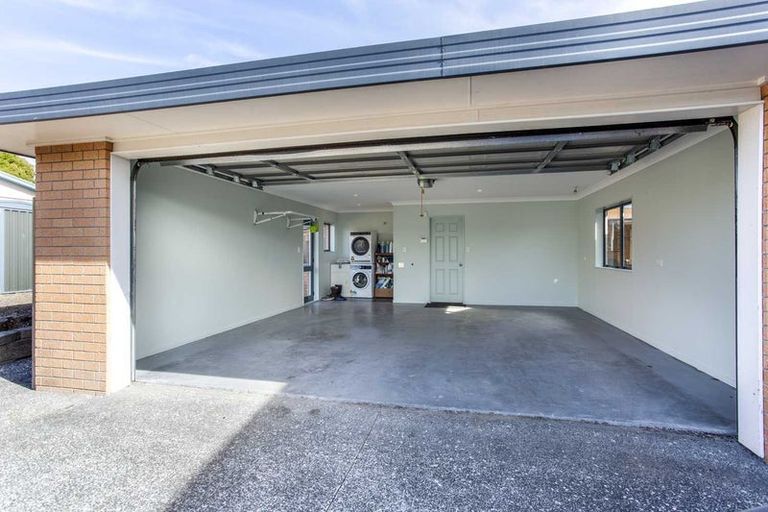 Photo of property in 35c Edmonton Road, Henderson, Auckland, 0612